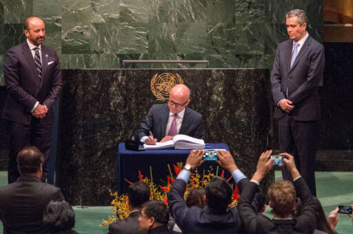 New York, USA 20160422.
Norges Klima- og Miljøminister Vidar Helgesen (H) er i FN's hovedkvarter i New York og signerer avtalen som ble framforhandlet foran og under klimatoppmøtet COP 21 (Conference of the Parties) i Paris på tampen av 2015.
Foto: Ørjan F. Ellingvåg / NTB scanpix