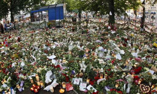 Oslo 20110729. Blomsterhavet utenfor Domkirken fredag kveld. Blomstene har blitt et minnesmerke etter terroraksjonene mot Regjeringskvartalet og Utøya 22. juli.
Foto: Erlend Aas / Scanpix .