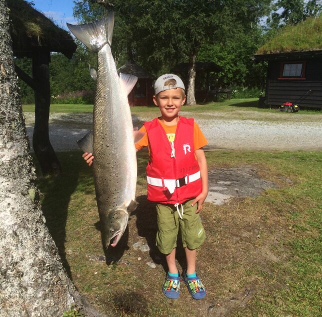 Laksen er like svær som storfisker Mathias (6)