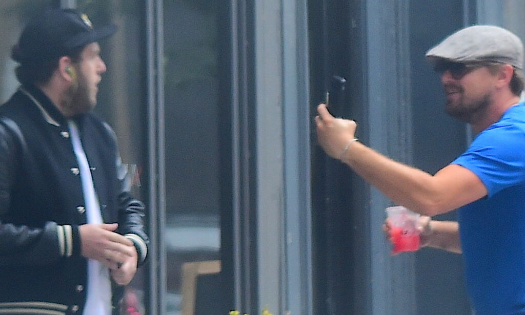 DiCaprio skremte vannet av kompisen midt på åpen gate: - Det er en helt sjuk historie