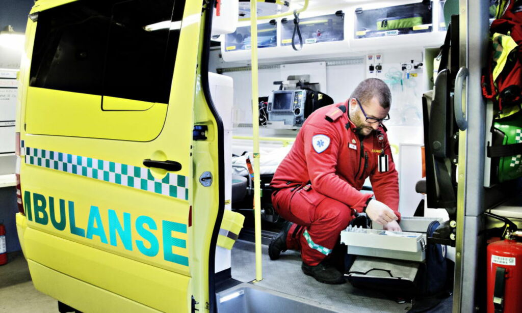 Tøff hverdag for ambulansearbeidere: - Er blitt truet på livet med ladd pistol og kniv