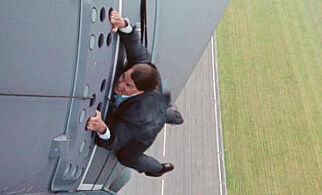Her henger Tom Cruise ut av et fly i fart