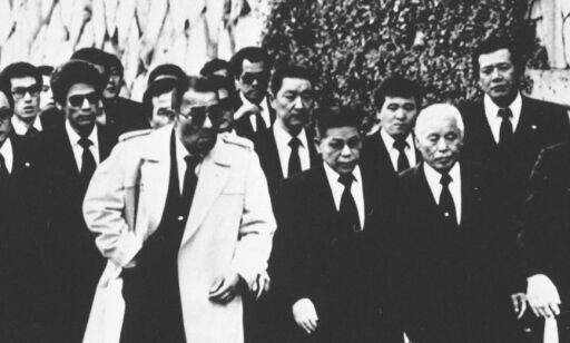 Japans største krimsyndikat er i ferd med å gå i oppløsning. Nå forbereder politiet seg på blodig gjengkrig
