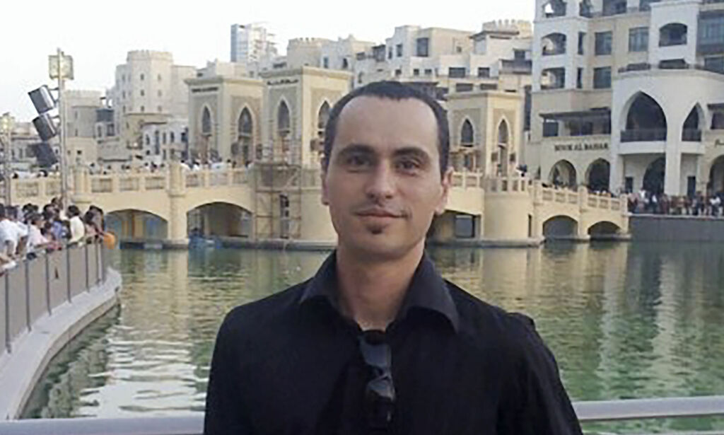 Scott Richards (42) er fengslet i Dubai fordi han delte på Facebook at han ønsket å hjelpe flyktninger