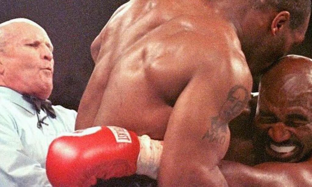 For 16 år siden beit Tyson av øret hans. Nå kan Holyfield få revansje