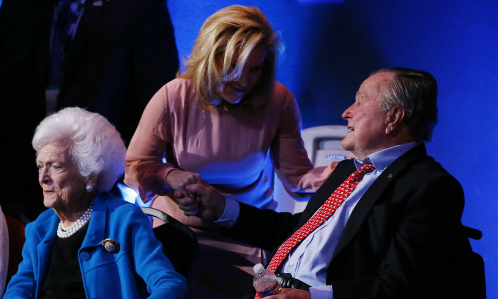 Kennedy-datter hevder George Bush sr. har fortalt henne at han vil stemme på Hillary Clinton