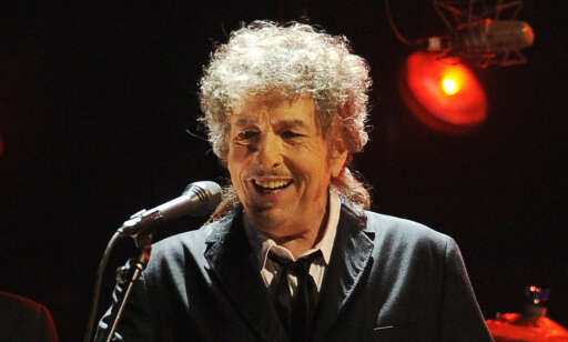 Bob Dylan vil «absolutt» være til stede under nobelseremonien