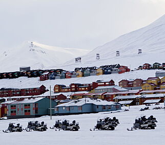 Veier stenges og boliger evakueres grunnet uvær på Svalbard