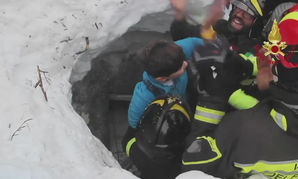 Letemannskapene jublet da de reddet ut fire barn fra snømassene: - Bravissiomo