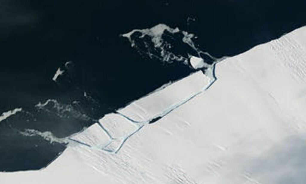 Her løsner et isfjell på størrelse med Manhattan fra bre i Antarktis