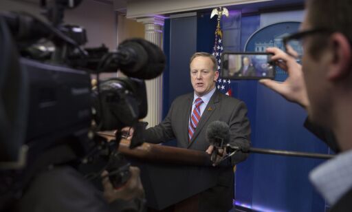 I desember sa Spicer at å utestenge medier var «noe et diktatur ville gjort». I dag gjorde han det selv