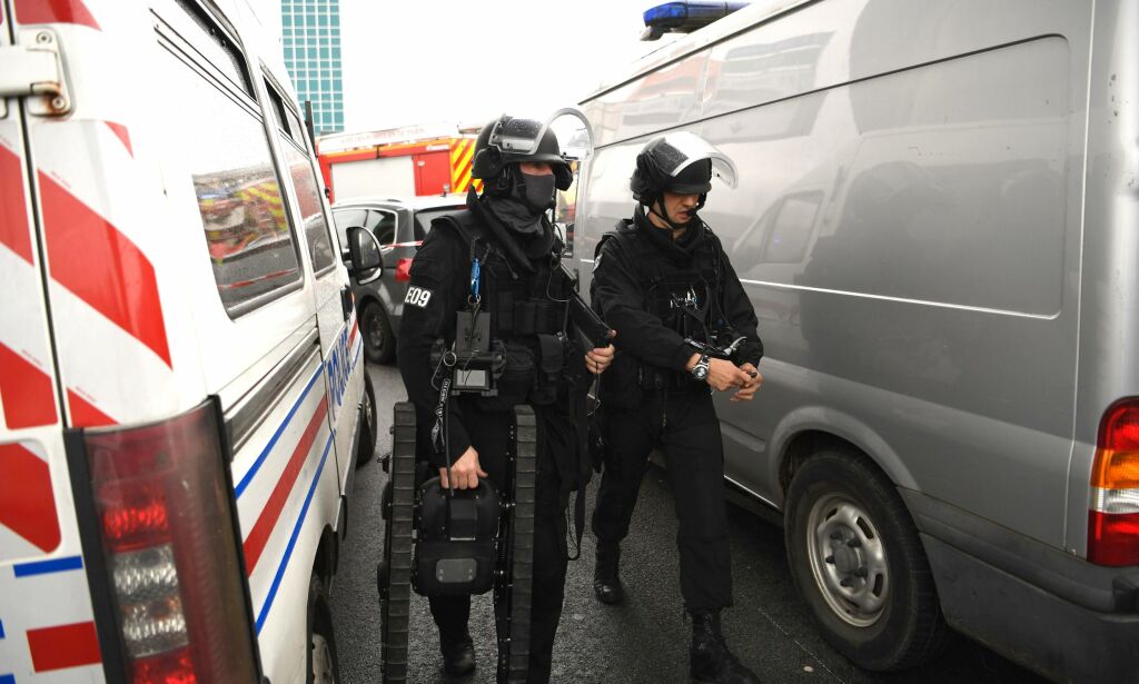 Mann skutt og drept på flyplass i Paris. Tok våpen fra soldat