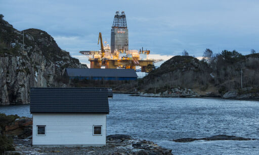 Hanøytangen 20160114.
NB! Plattformen er fra 1 mars 2016 satt i drift på Johan Sverdrup-feltet.
Oljeplattformen Deepsea Atlantic ligger i opplag mellom sjøhus og brygger for fritidsbåter på Hanøytangen utenfor Bergen. Oljeindustrien er i fritt fall på grunn av rekordlav oljepris. Stadig kommer det meldinger om nye oppsigelser og oljefartøy som legges i opplag.
Foto: Tore Meek / NTB scanpix