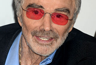 Hollywood-legende Burt Reynolds med sjelden offentlig opptreden. Trengte stol for å holde seg oppreist