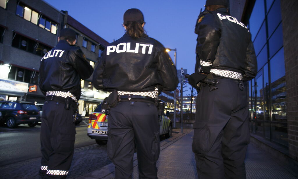 SKI 20161213.
Politiet i arbeid. Tre politifolk patruljerer gatene i Ski. NB! Modellklarert til redaksjonell bruk.
Foto: Heiko Junge / NTB scanpix