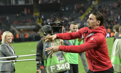 Zlatan droppet krykkene og poserte foran sextilbud