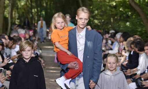 Den norske modellen gjorde comeback med barna på Balenciaga-visning
