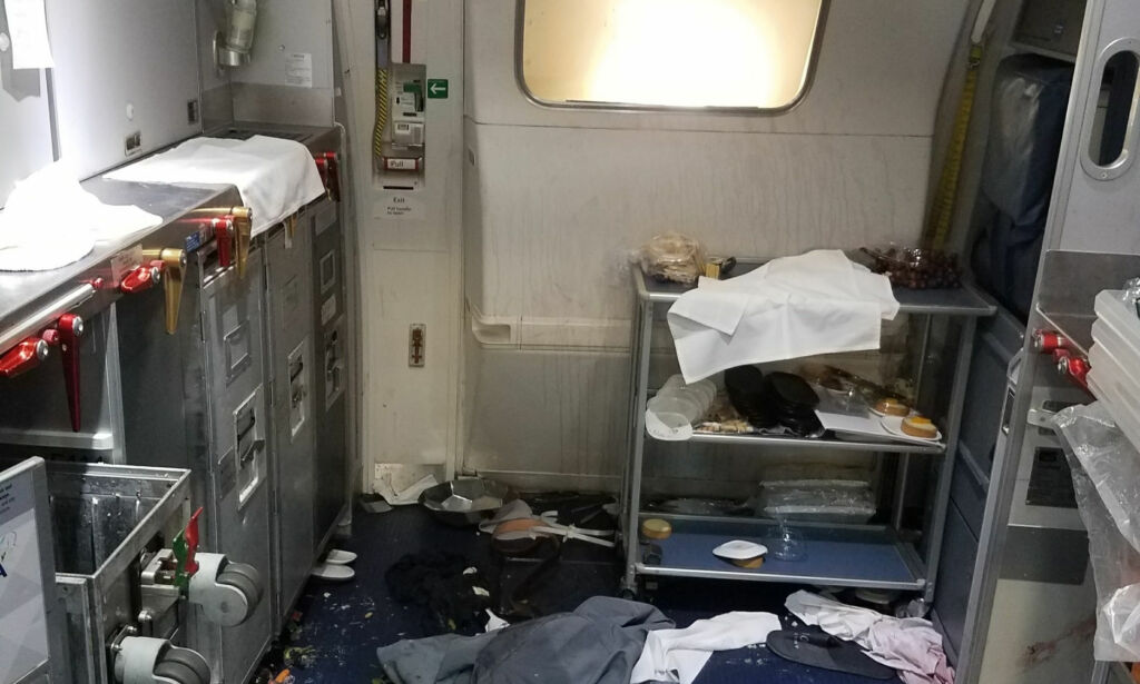 Flypassasjer forsøkte å åpne nødutgangen midt under flyvningen - endte i slåsskamp