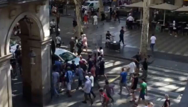 Terroren i Barcelona: - Vi så folk som lå på bakken. Det var masse blod