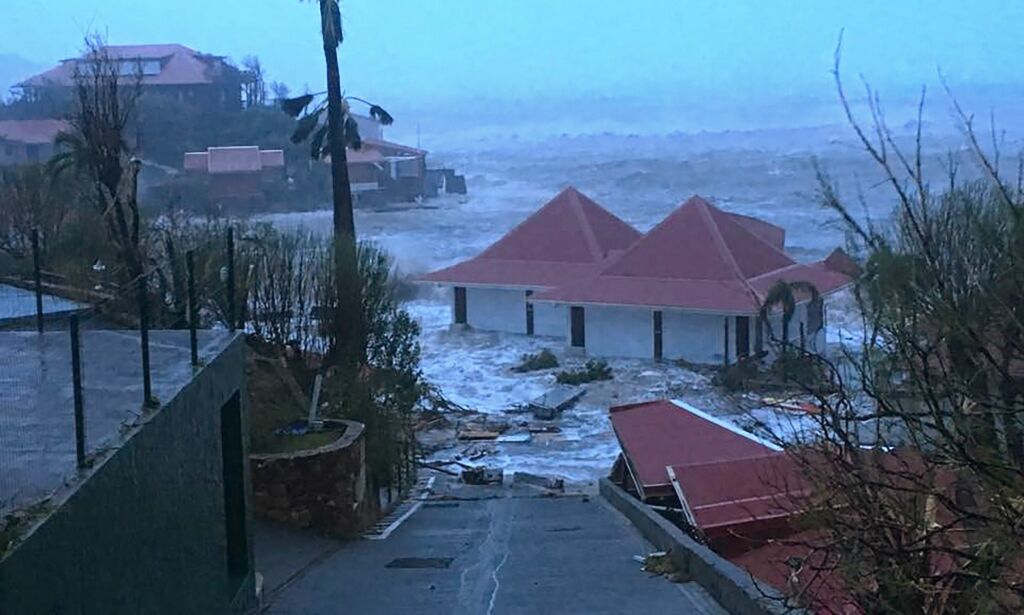 «Irma» nær totalødela Barbuda. Nå evakuerer det amerikanske forsvaret seg selv før uværet slår inn