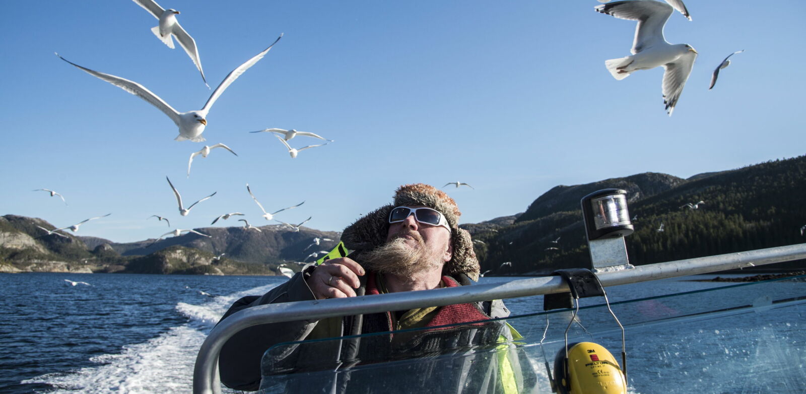Måkene følger alltid etter båten når Dahle er ute på sjøen. Foto: Hans Arne Vedlog / Dagbladet Måkene følger alltid etter båten når Dahle er ute på sjøen. Foto: Hans Arne Vedlog / Dagbladet