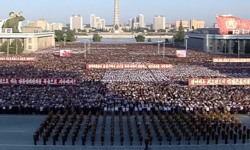 Her marsjerer titusenvis av nordkoreanere mot Trump