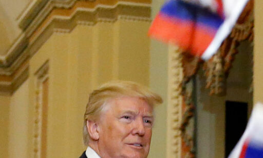 Demonstrant kastet russisk flagg på Donald Trump, anklaget ham for forræderi