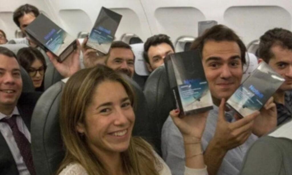Nesten samtidig som Samsung delte ut gratis mobiltelefoner på et fly i Spania, begynte en telefon å brenne på et indisk fly