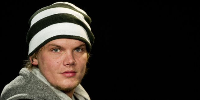 I 2007 postet en ukjent svenske låtene sine på et musikknettsted. Han fikk ingen respons...