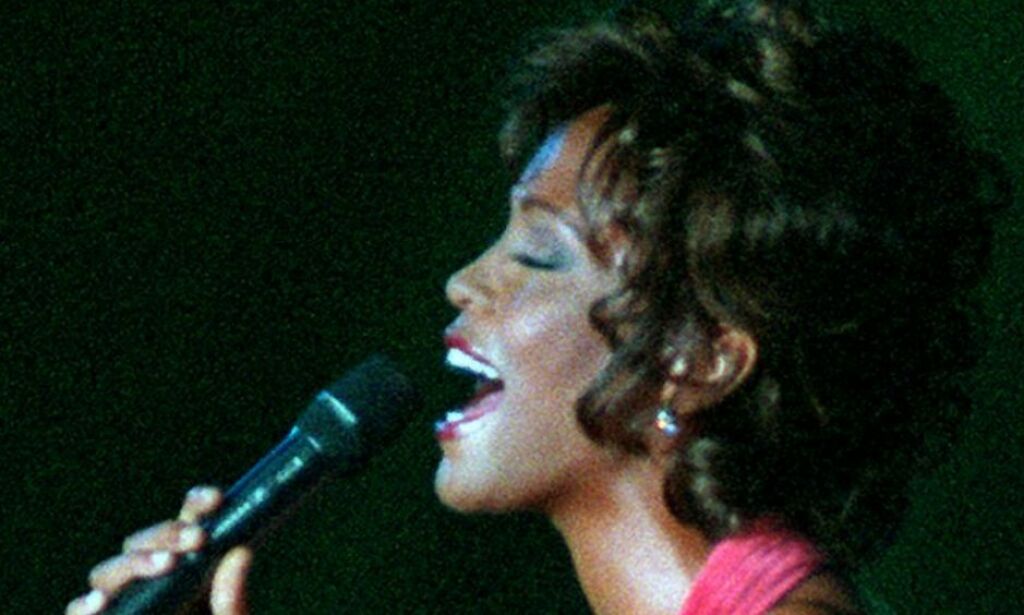 Han fant ut at Whitney Houston skal ha opplevd overgrep. Nå snakker filmskaperen ut