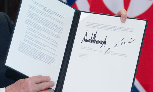 US President Donald Trump holds up a document signed by him and North Korea's leader Kim Jong Un following a signing ceremony during their historic US-North Korea summit, at the Capella Hotel on Sentosa island in Singapore on June 12, 2018.
Donald Trump and Kim Jong Un became on June 12 the first sitting US and North Korean leaders to meet, shake hands and negotiate to end a decades-old nuclear stand-off. / AFP PHOTO / SAUL LOEB