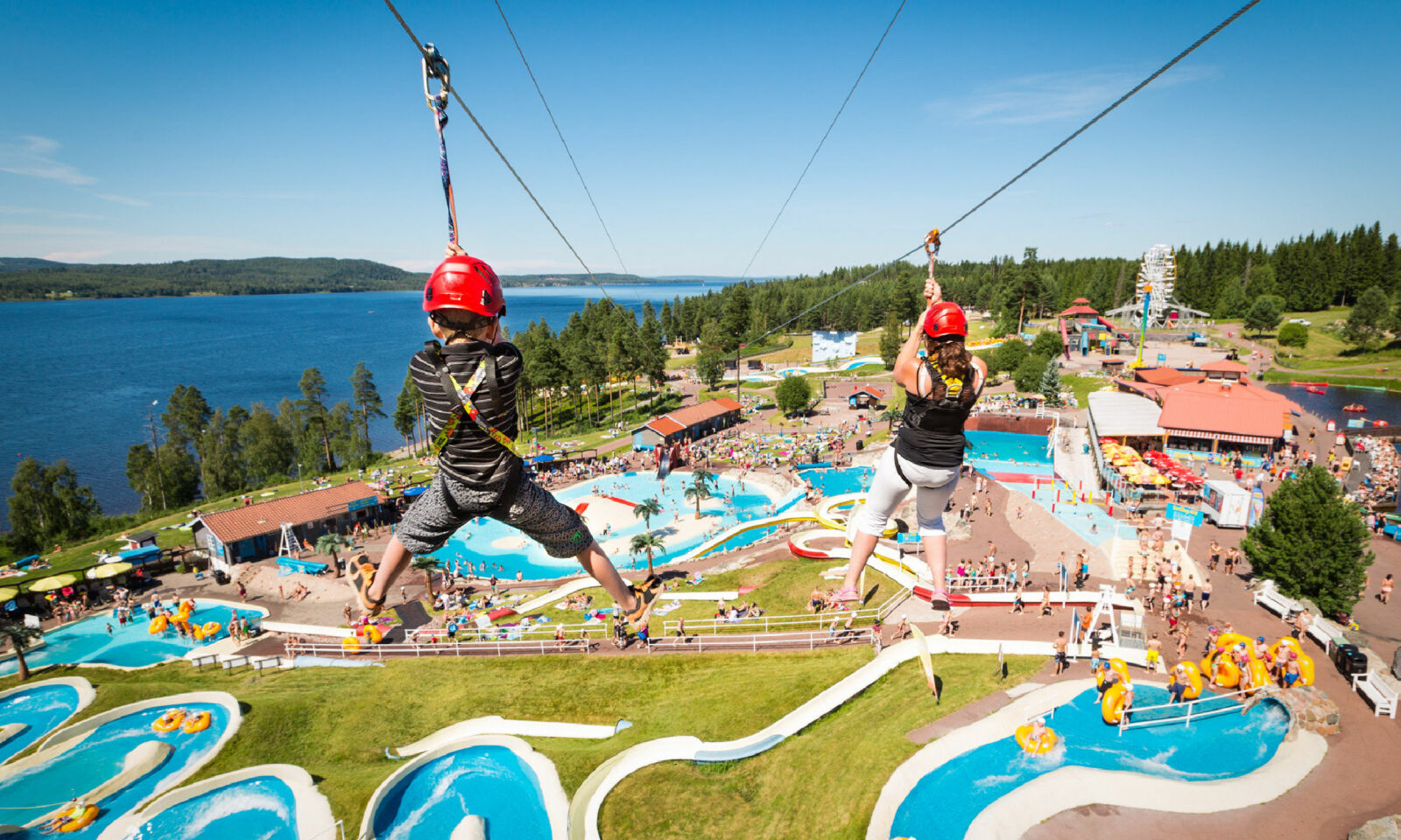 SVEVENDE SOMMERMAGI: Leksand Sommarland er et fantastisk bade- og leke-eldorado. Opplev det ovenfra i zipline. Foto: Leksand Sommarland SVEVENDE SOMMERMAGI: Leksand Sommarland er et fantastisk bade- og leke-eldorado. Opplev det ovenfra i zipline. Foto: Leksand Sommarland