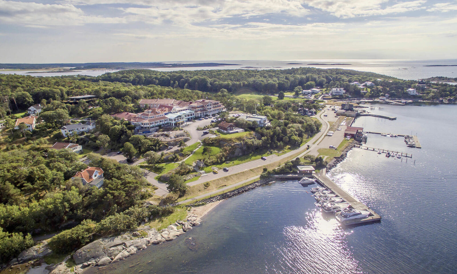 VAKKER NATUR: Säröhus har vært et familiehotell siden 1913, og ligger flott til i naturskjønne omgivelser. Foto: Särohus VAKKER NATUR: Säröhus har vært et familiehotell siden 1913, og ligger flott til i naturskjønne omgivelser. Foto: Särohus