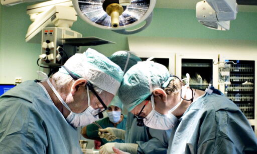 Oslo,20071016.Organdonasjon. Nyretransplantasjon på Rikshospitalet. Seksjonsoverlege Per F. Pfeffer ved Rikshospitalet transplanterer organer. Operasjonssal.
Foto: HANSEN/NINA
