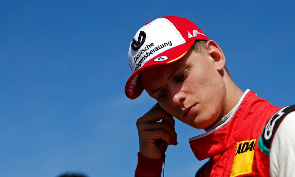 Mick Schumacher følger i farens bilspor: - Han er idolet mitt