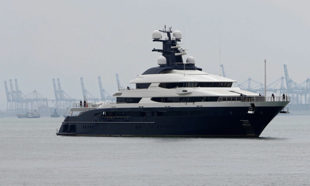 Her ligger en av verdens dyreste superyachter. Eieren er på rømmen