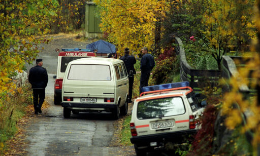 Oslo 19931011.
Forlagssjef William Nygaard ble skutt og alvorlig såret utenfor sitt hjem i Dagaliveien. Politietterforskere på stedet etter drapsforsøket. Etter å ha kjørt Nygaard til sykehus, måtte ambulansen returnere til åstedet for at ambulansepersonellet skulle påvise hvor Nygaard ble skutt.
NTB arkivfoto Jon Eeg / SCANPIX