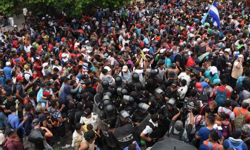 Migrantgruppe på vei til USA stormer grenseport i Guatemala