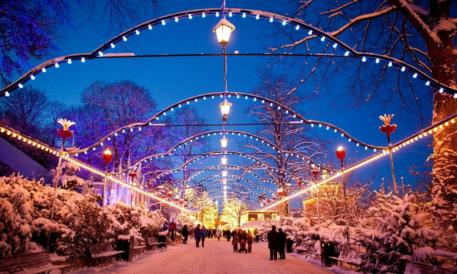 VINTEREVENTYR: Liseberg er ikke bare en tradisjonell sommerdestinasjon for norske og svenske familier. Desember er en fantastisk tid i parken. Foto Stefan Karlberg VINTEREVENTYR: Liseberg er ikke bare en tradisjonell sommerdestinasjon for norske og svenske familier. Desember er en fantastisk tid i parken. Foto Stefan Karlberg