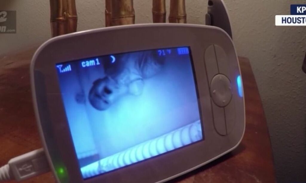 Våknet av et pip. Så hørte foreldrene: «Jeg er på rommet til babyen deres»